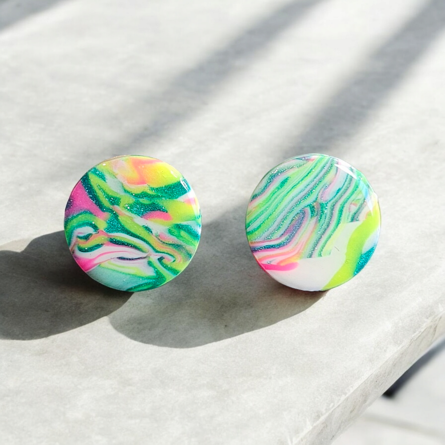Boucles en argile polymère multicolore
Phosphorescentes à la lumière bleue. Tiges en acier inoxydable. Bague assortie disponible. Longueur total 1,9 cm