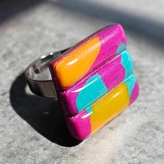  bague Arty, en argile polymère colorée, apportera une touche artistique à toutes vos tenues. Son anneau réglable en acier inoxydable garantit un ajustement parfait pour tous les doigts. Avec un diamètre de 2 cm