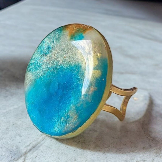 Lia est une bague en plaqué or 24 carats avec un anneau ou un plateau de 3cm. Fabriqué avec des matières de haute qualité, cet accessoire élégant se démarque par sa durabilité et son design intemporel. Ajoutez une touche de luxe à votre tenue avec Lia.