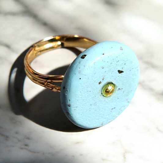Bague Lima turquoise en argile polymère, avec son anneau réglable plaqué or 24 carats pour un style unique. Les accessoires assortis sont également disponibles (collier et boucles d'oreilles). Diamètre de 2 cm.