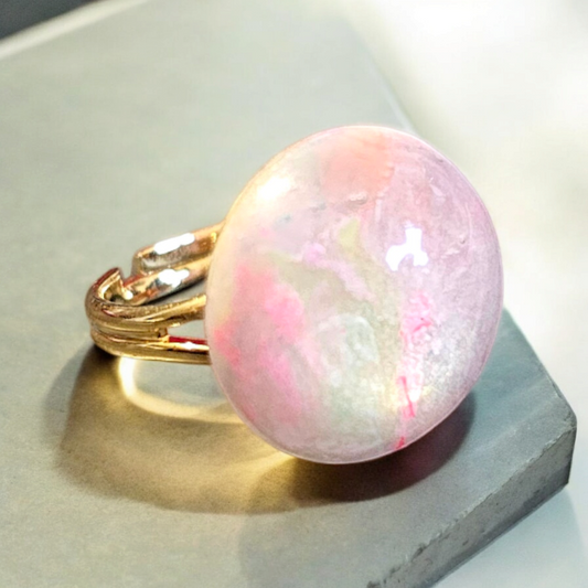  bague Luna est faite à la main en argile polymère multicolore, offrant un design unique et coloré. Le plaqué d'or 24 carats ajoute une touche de luxe tandis, l'anneau réglable garantit un ajustement parfait. 