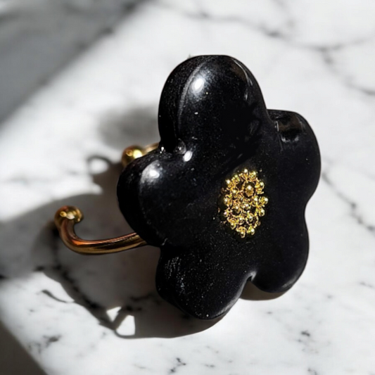 bague en argile polymère noire et dorée, en forme de fleur, apportera une touche de beauté à votre tenue. Son anneau en acier inoxydable réglable s'adapte à toutes les tailles de doigts (diamètre 2,3 cm).