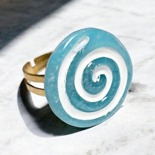 Cette Bague Tao&nbsp;

Avec un diamètre de 2cm et un anneau réglable, elle s'adapte à toutes les tailles de doigts. Son design en forme de cercle symbolise l'interconnexion de toutes choses, vous rappelant l'importance de l'unité et de l'équilibre dans votre vie. Un choix élégant et significatif pour vos tenues quotidiennes.