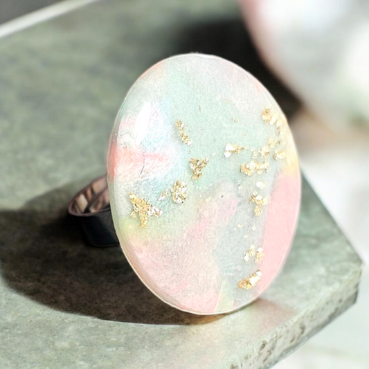 Bague Zoé en argile polymère, avec un anneau réglable en acier inoxydable et un diamètre de 3 cm. Complétez votre look avec le bracelet et les boucles d'oreilles assortis