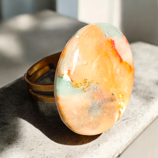 La bague past'elle est un ajout élégant à toute tenue avec ses effets pastel et son anneau réglable en acier inoxydable. Fabriquée en argile polymère de haute qualité, cette bague est également disponible avec un collier, des boucles d'oreilles et un bracelet assortis pour compléter votre look. Diamètre de 2,5 cm pour un ajustement parfait.