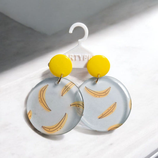Ajoutez une touche de couleur et de sophistication à votre look avec les boucles d'oreilles Bananas 2 bleues transparentes. Avec une longueur de 6cm, ces boucles d'oreilles sont parfaites pour compléter n'importe quelle tenue. Les clous plaqués or 18 carats ajouteront une touche d'élégance à votre style.