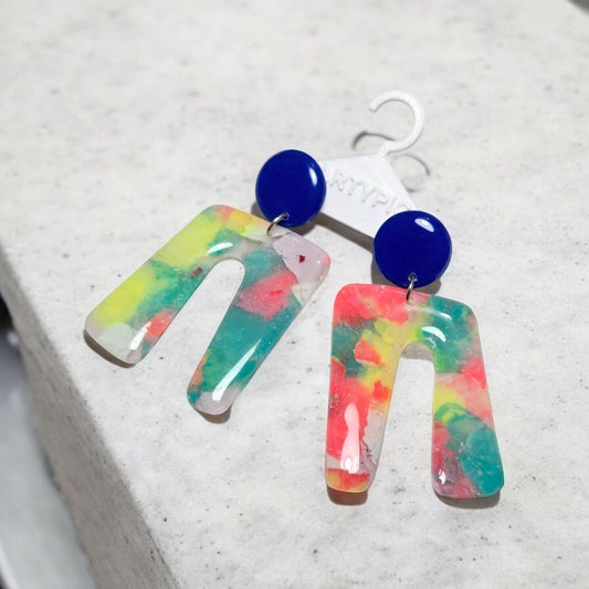 Les tiges Becky sont à la fois élégantes et uniques grâce à leur fini transparent et phosphorescent à la lumière bleue. Mesurant 6.2cm de long et plaquées à l'or 18 carats, ces tiges ajouteront une touche sophistiquée à votre tenue sans compromettre votre style.