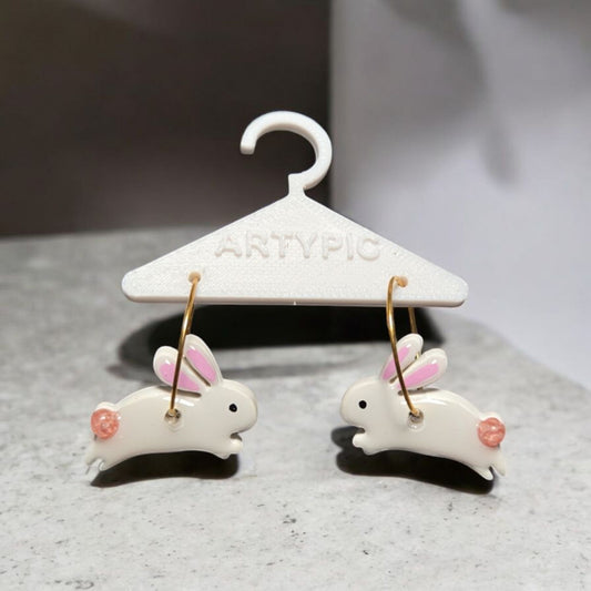 Ces boucles d'oreilles "Bunny 3" sont faites avec des anneaux en acier inoxydable de qualité supérieure pour assurer une résistance et une durabilité maximale. Ces boucles d'oreilles ajoutent une touche de mignonnerie à votre look.
