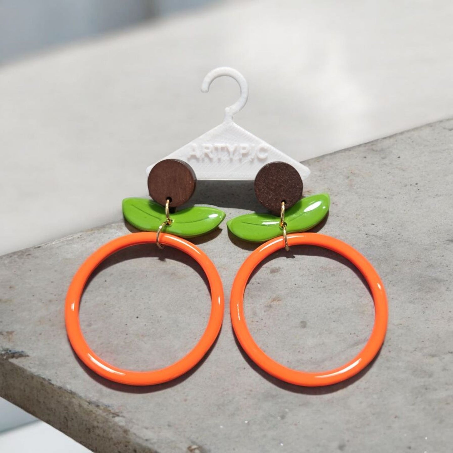 Boucles d'oreilles Clémentine élégantes de 6,9 cm. Fabriquées à la main avec un souci du détail, elles ajoutent une touche de fraîcheur et de couleur à toutes vos tenues. Les clémentines symbolisent la joie et la vitalité, faisant de ces boucles d'oreilles un choix parfait pour un look éclatant et énergisant.