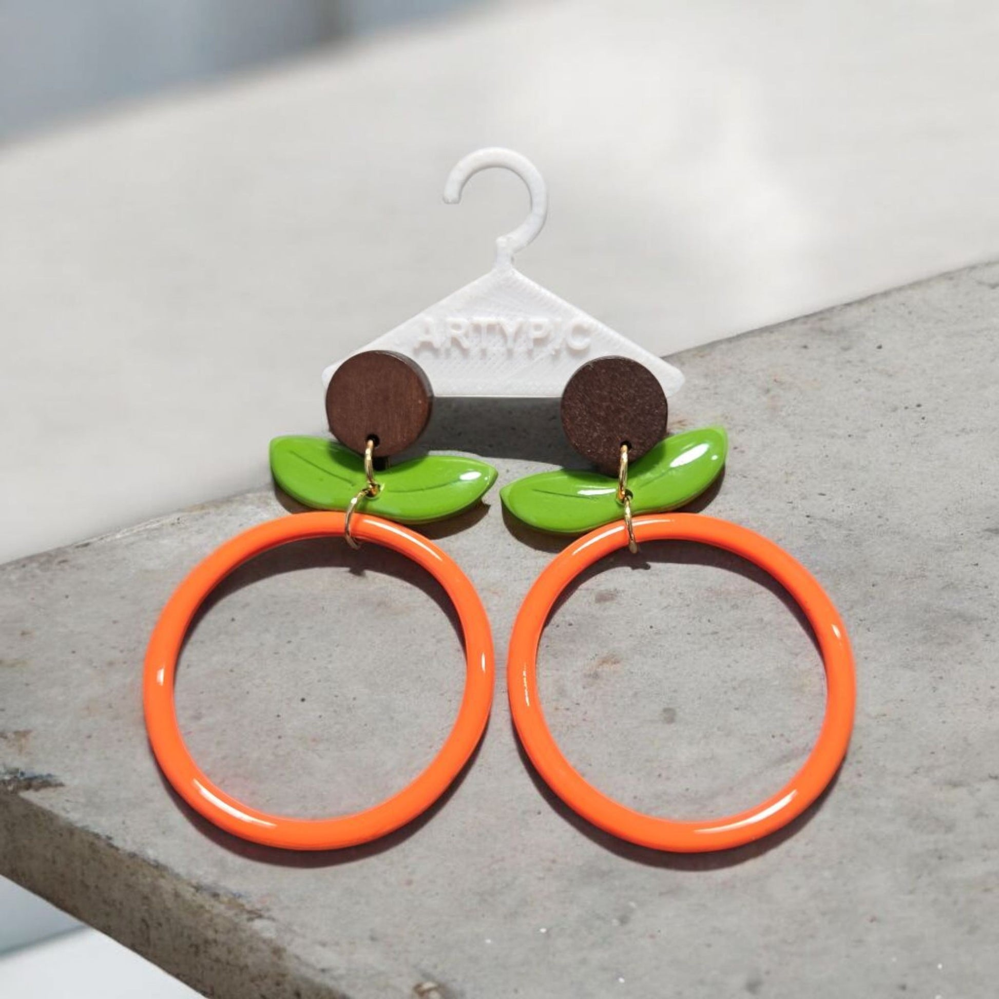 Boucles d'oreilles Clémentine élégantes de 6,9 cm. Fabriquées à la main avec un souci du détail, elles ajoutent une touche de fraîcheur et de couleur à toutes vos tenues. Les clémentines symbolisent la joie et la vitalité, faisant de ces boucles d'oreilles un choix parfait pour un look éclatant et énergisant.