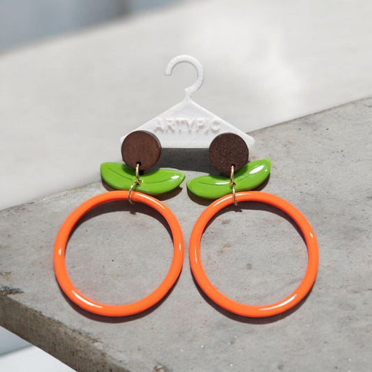 Boucles d'oreilles Clémentine élégantes de 6,9 cm. Fabriquées à la main avec un souci du détail, elles ajoutent une touche de fraîcheur et de couleur à toutes vos tenues. Les clémentines symbolisent la joie et la vitalité, faisant de ces boucles d'oreilles un choix parfait pour un look éclatant et énergisant.