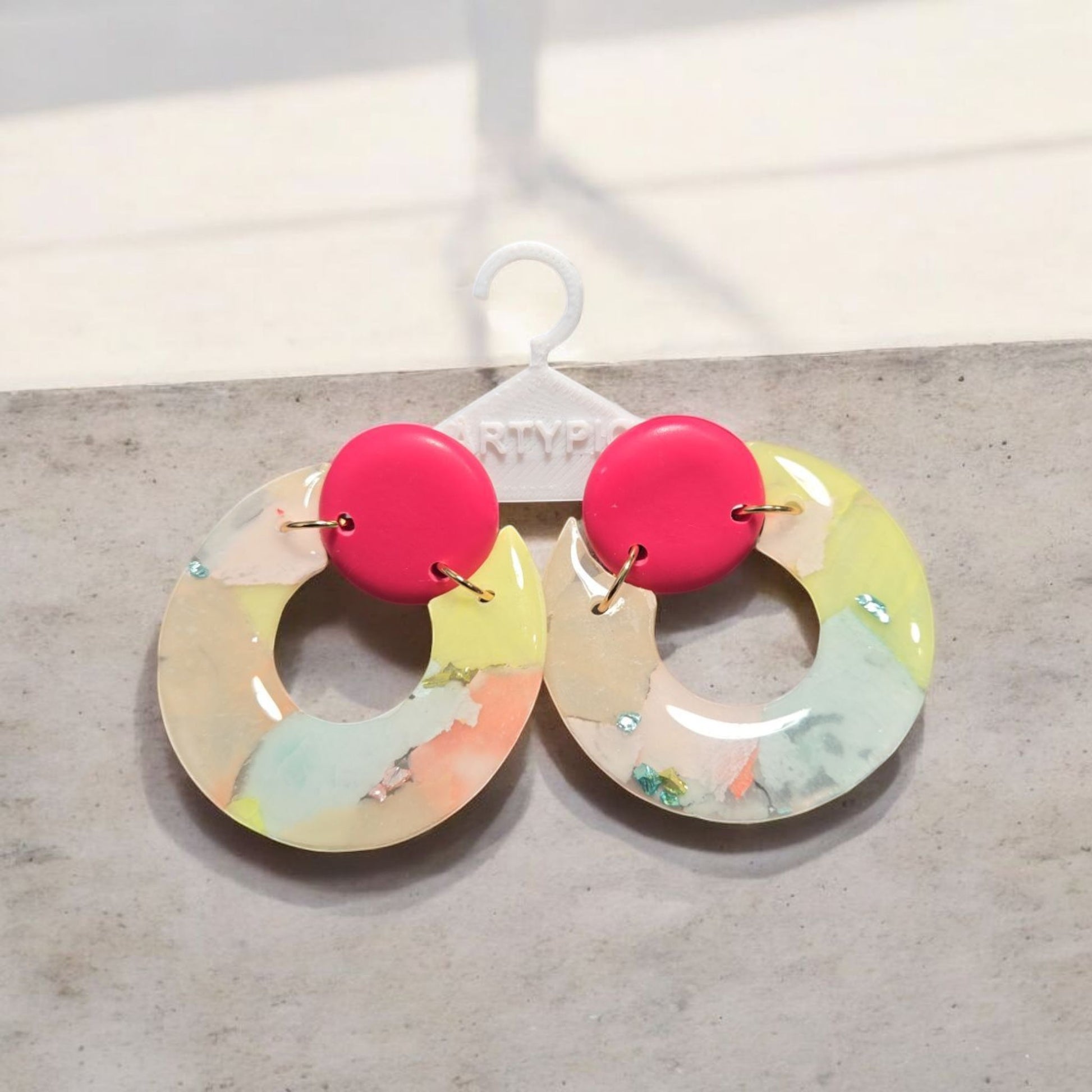 Les boucles d'oreilles Estelle sont élégantes et intemporelles de 6cm de longueur. Les tiges et anneaux sont en plaqués or 18 carats.