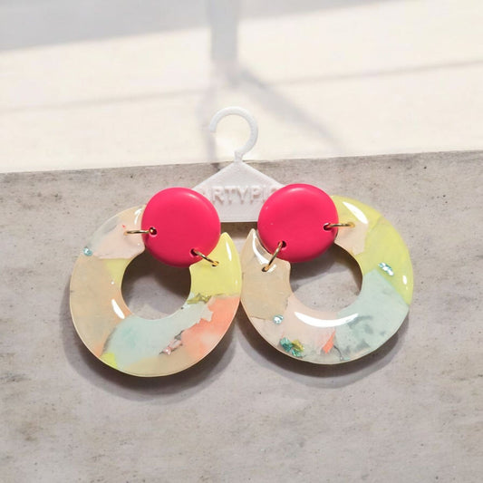 Les boucles d'oreilles Estelle sont élégantes et intemporelles de 6cm de longueur. Les tiges et anneaux sont en plaqués or 18 carats.