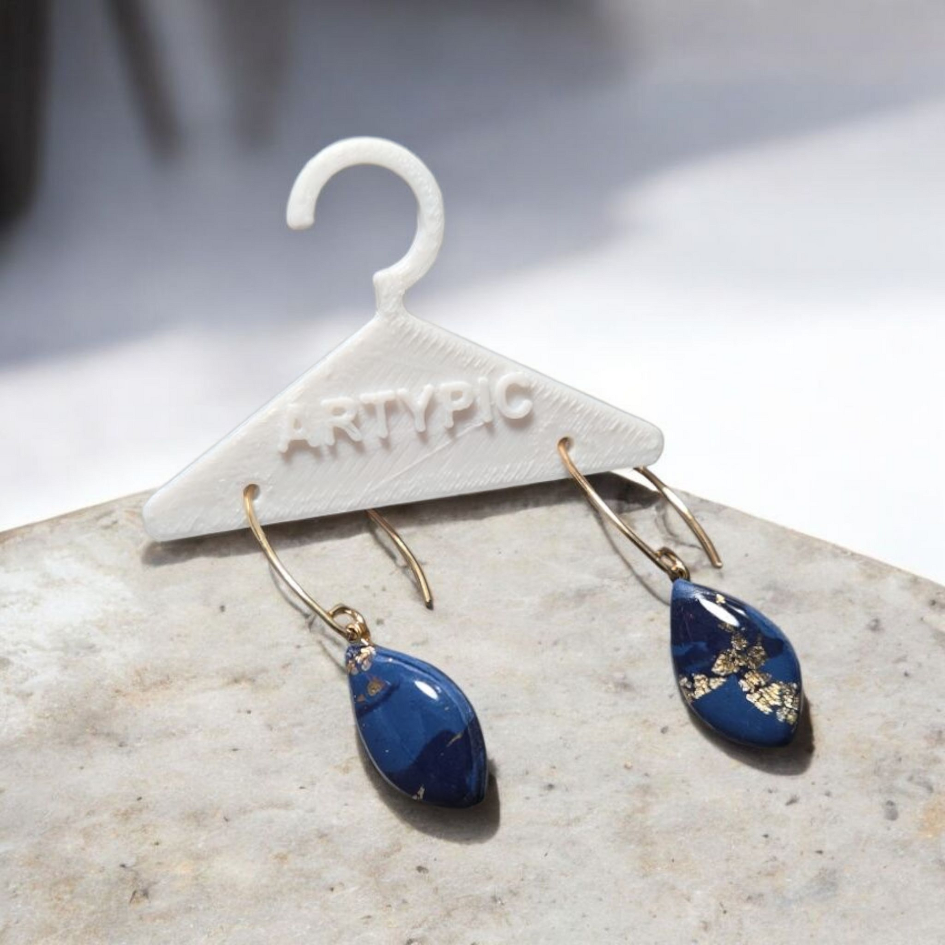 Les boucles d'oreilles Galaxy sont l'accessoire parfait pour ajouter une touche élégante et luxueuse à n'importe quelle tenue. Avec des crochets en plaqué or 18k, ces boucles d'oreilles bleu profond et feuille d'or mesurent 3,8 cm de long. Faites ressortir votre style avec les boucles d'oreilles Galaxy.