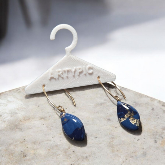 Les boucles d'oreilles Galaxy sont l'accessoire parfait pour ajouter une touche élégante et luxueuse à n'importe quelle tenue. Avec des crochets en plaqué or 18k, ces boucles d'oreilles bleu profond et feuille d'or mesurent 3,8 cm de long. Faites ressortir votre style avec les boucles d'oreilles Galaxy.