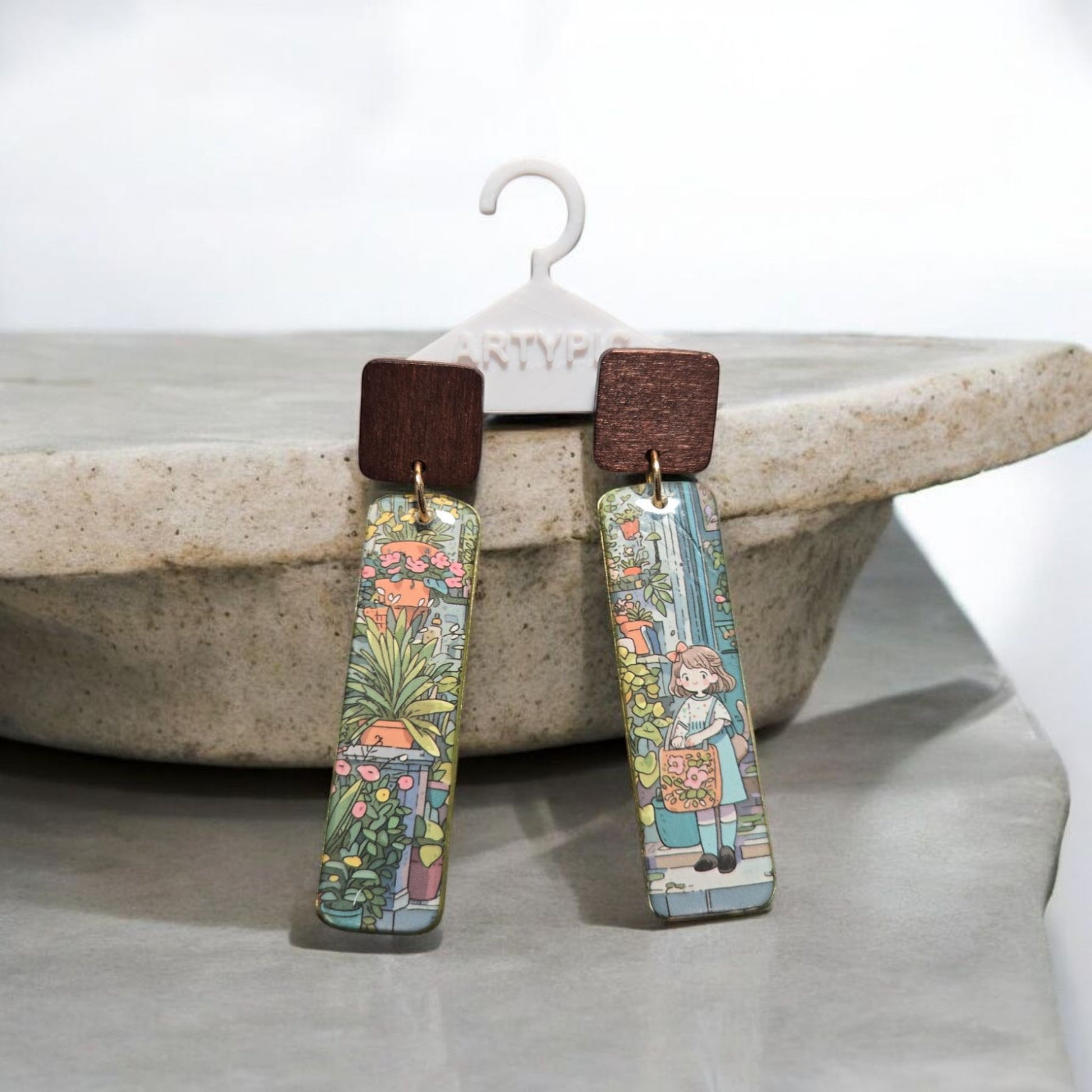 Ces boucles d'oreilles Kiki de 7 cm sont un accessoire élégant et moderne. Les clous en bois et les anneaux plaqués or 18 carats ajoutent une touche de sophistication à votre look. Profitez de leur longueur et de leur style pour mettre en valeur vos tenues.