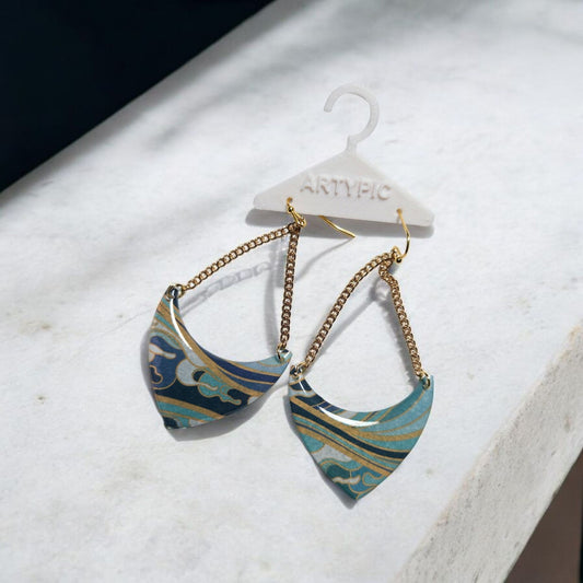Offrez-vous un style élégant et intemporel avec les boucles d'oreilles Kimi 2. Mesurant 7,5 cm, ces boucles d'oreilles en acier inoxydable apporteront une touche de classe à toutes vos tenues. Faites une déclaration de mode avec ces boucles d'oreilles de qualité et ajoutez un charme unique à votre look.