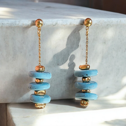 Ces boucles d'oreilles bleues en argile polymère apportent une touche de fantaisie à votre tenue. Avec son effet turquoise et sa chaîne en plaqué or 18 carats, elles mesurent 5,5 cm de longueur.