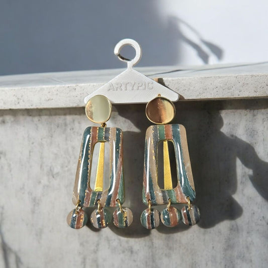 Découvrez les boucles d'oreilles Livia de 6,5 cm avec des dormeuses en plaqué or 24 carats. Ajoutez une touche de glamour à vos tenues grâce à ces boucles d'oreilles élégantes et raffinées.