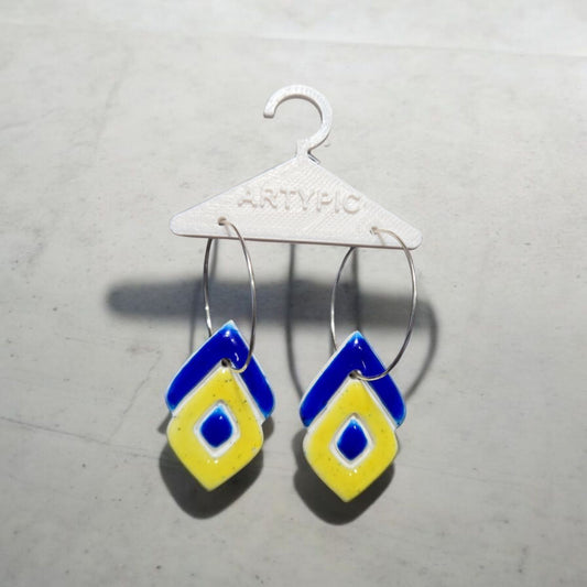 Les boucles d'oreilles Nola 5,5 cm sont ornées de sable de l'étang salé de lîle de la Réunion. Les cristaux de sable apportent une touche unique et naturelle à ces boucles d'oreilles élégantes. Parfait pour ajouter une touche de voyage et de nature à votre tenue.