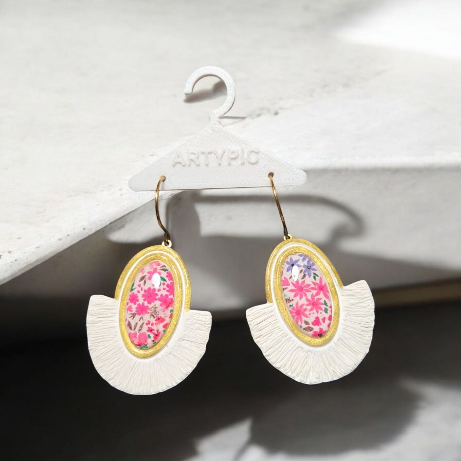 Découvrez les superbes boucles d'oreilles Nova de 6,5 cm de longueur, crochets en acier inoxydable. Ces boucles d'oreilles vous offrent à la fois un design élégant et atypique.