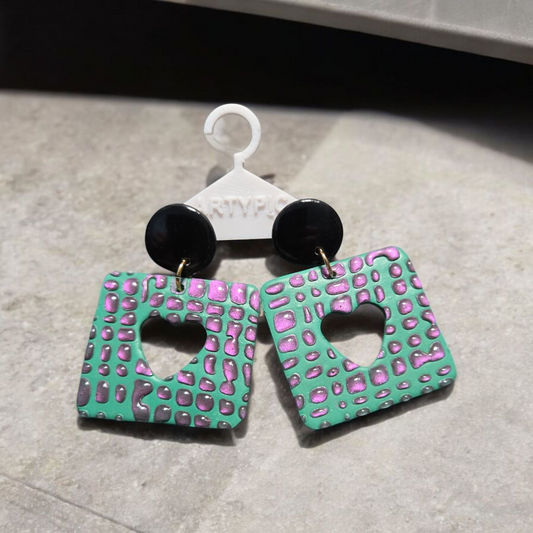 Découvrez notre modèle Popy, mesurant 5,9 cm de longueur, aux couleurs acidulées et au design original. Tiges en plaqué ou 18 carats, ces boucles apporteront une touche d'originalité à toutes vos tenues. Offrez-vous un style unique avec Popy.