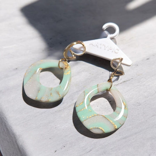 Les boucles d'oreilles Romane de 6,3 cm avec des clous et des anneaux en plaqué or 24 carats. Laissez-vous séduire par ces boucles d'oreilles de qualité.