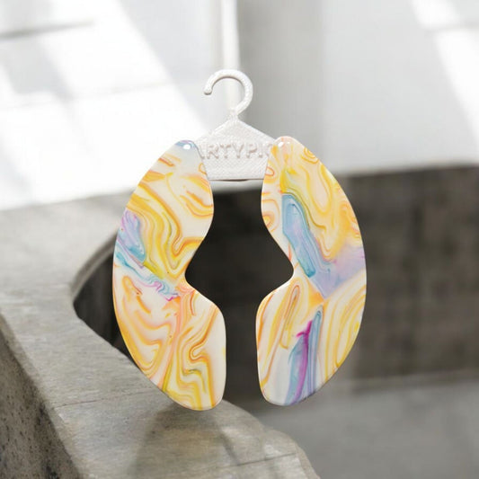 Les boucles d'oreilles Zazou avec ses tiges plaquées or 18 carats. Avec une longueur de 7,2 cm, ces boucles d'oreilles apporteront une touche de sophistication à n'importe quelle tenue.&nbsp;