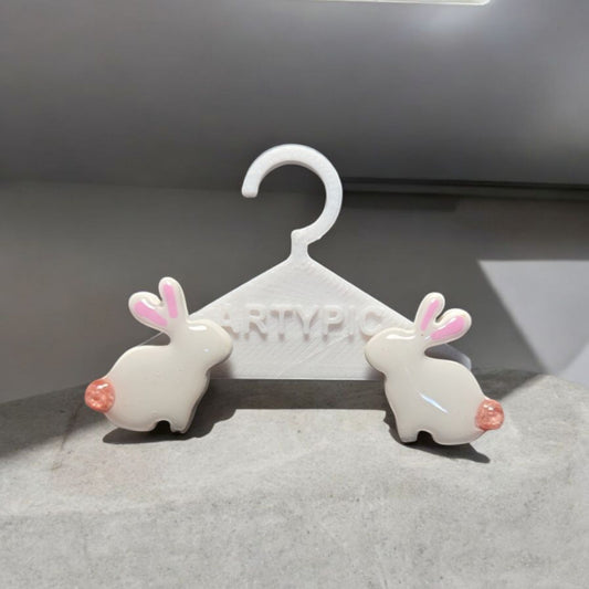Les boucles d'oreille Bunny sont un accessoire élégant et raffiné. Avec une taille de 2 cm, elles sont parfaites pour compléter votre tenue. Leurs tiges en plaqué or 18 carats leur confèrent une brillance et une qualité durable. Ajoutez une touche de fantaisie avec ces boucles d'oreille Bunny.