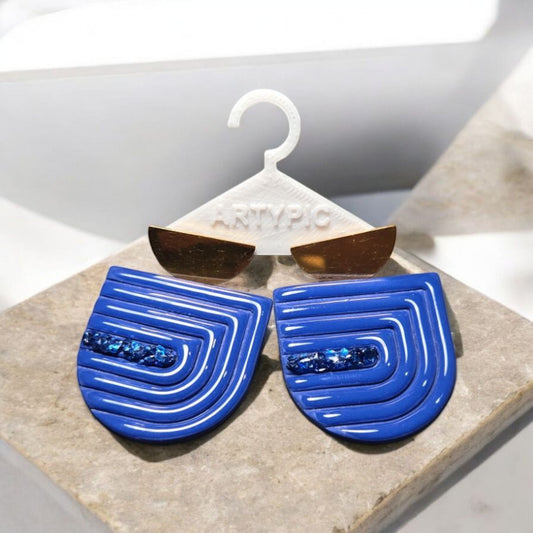 Boucles d'oreilles élégantes de 4,6 cm de longueur. Les clous sont en acier inoxydable rendent ce bijou durable et résistant à l'usure quotidienne.