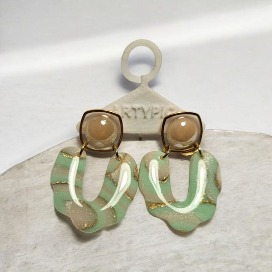 Les boucles d'oreilles Romane sont des bijoux délicats et élégants, ornés de perles vertes et roses. Avec une longueur de 5cm, elles sont parfaites pour ajouter une touche de couleur à votre tenue. Les tiges plaquées or 18 carats assurent une qualité durable pour ces boucles d'oreilles raffinées. Un ajout indispensable à votre collection de bijoux.