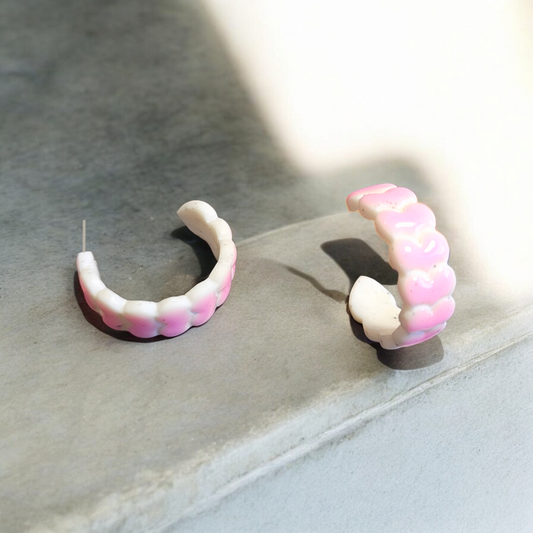 Ces boucles d'oreilles Valentine glacées en rose sont un accessoire élégant et féminin. Conçues avec des tiges en acier inoxydable, elles offrent une longueur totale de 3cm