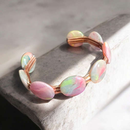 bracelet en argile polymère phosphorescent est un accessoire lumineux et unique. Avec un assemblage élégant en aluminium rose, il peut être assorti avec les boucles d'oreilles et la bague pour un look raffiné. Ajoutez une touche de sophistication à votre style avec ce bracelet Candy.