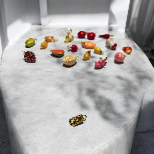 Cette breloque Ananas 1 peut être choisie avec une chainette en plaqué Or 14 carats, une dormeuse Or 24 carats ou une créole en acier inoxydable. Ajoutez une touche de fraîcheur à votre parure et choisissez parmi nos options d'attache de haute qualité.

Breloque vendue à l'unité