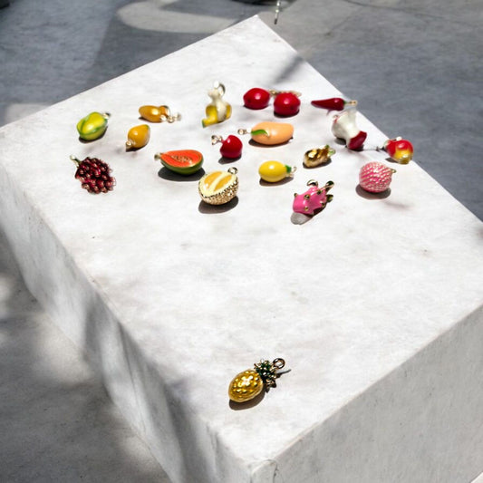 Cette breloque Ananas 2 peut être choisie avec une chainette en plaqué Or 14 carats, une dormeuse Or 24 carats ou une créole en acier inoxydable. Ajoutez une touche de fraîcheur à votre parure et choisissez parmi nos options d'attache de haute qualité.

Breloque vendue à l'unité