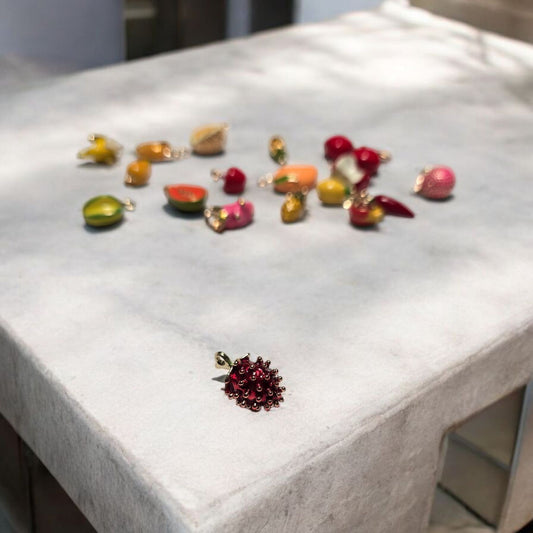 Cette breloque Fraise des Bois peut être choisie avec une chainette en plaqué Or 14 carats, une dormeuse Or 24 carats ou une créole en acier inoxydable. Ajoutez une touche de fraîcheur à votre parure et choisissez parmi nos options d'attache de haute qualité.

Breloque vendue à l'unité