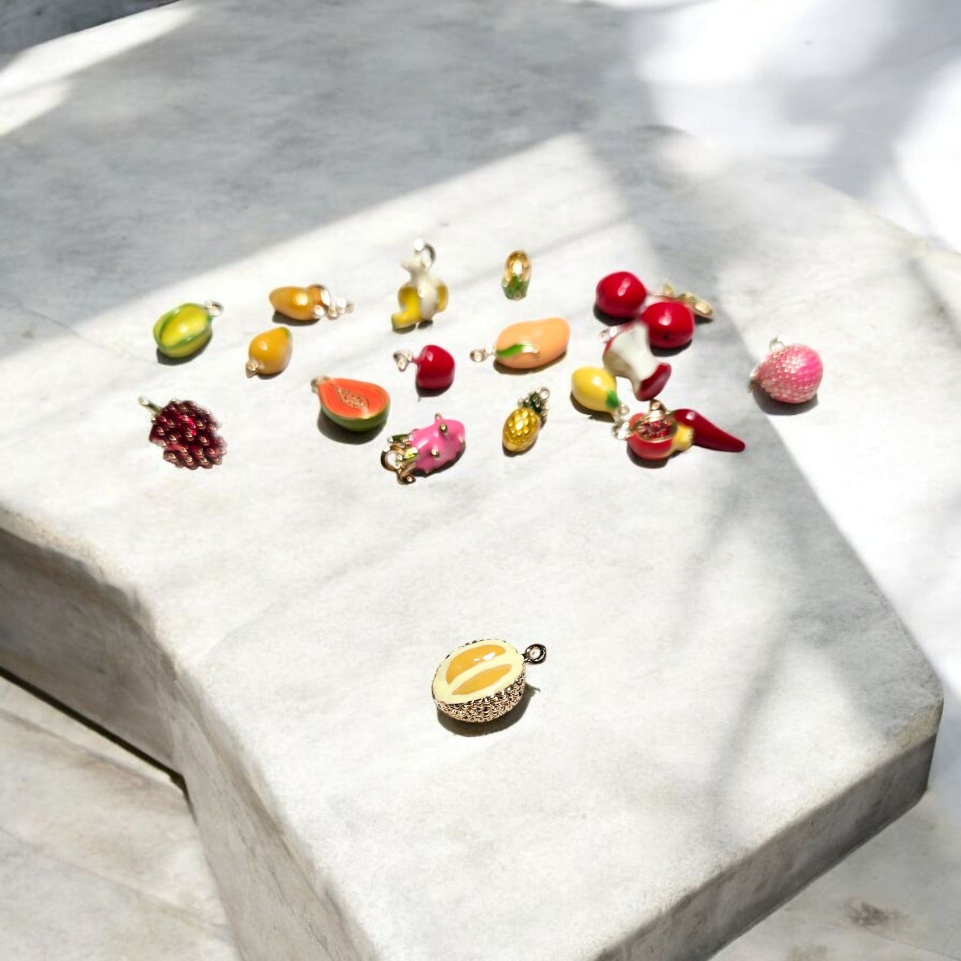 Cette breloque Fruit à Pain peut être choisie avec une chainette en plaqué Or 14 carats, une dormeuse Or 24 carats ou une créole en acier inoxydable. Ajoutez une touche de fraîcheur à votre parure et choisissez parmi nos options d'attache de haute qualité.

Breloque vendue à l'unité