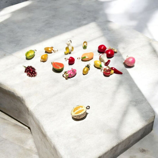 Cette breloque Fruit à Pain peut être choisie avec une chainette en plaqué Or 14 carats, une dormeuse Or 24 carats ou une créole en acier inoxydable. Ajoutez une touche de fraîcheur à votre parure et choisissez parmi nos options d'attache de haute qualité.

Breloque vendue à l'unité