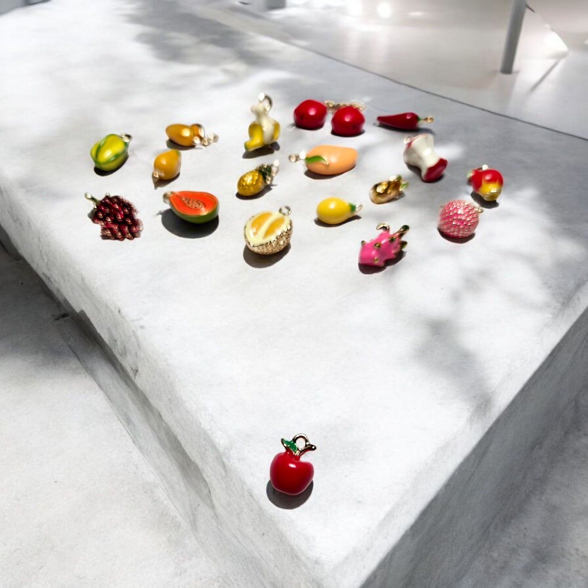 Cette breloque Pomme peut être choisie avec une chainette en plaqué Or 14 carats, une dormeuse Or 24 carats ou une créole en acier inoxydable. Ajoutez une touche de fraîcheur à votre parure et choisissez parmi nos options d'attache de haute qualité.

Breloque vendue à l'unité