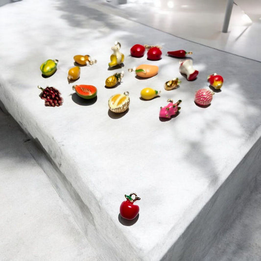 Cette breloque Pomme peut être choisie avec une chainette en plaqué Or 14 carats, une dormeuse Or 24 carats ou une créole en acier inoxydable. Ajoutez une touche de fraîcheur à votre parure et choisissez parmi nos options d'attache de haute qualité.

Breloque vendue à l'unité