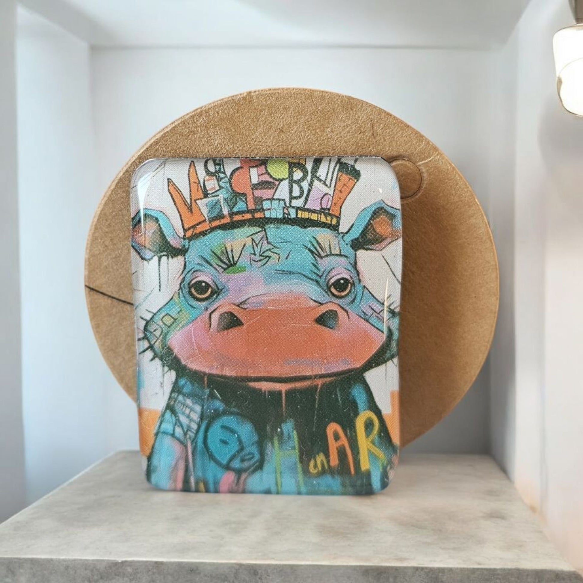 Cette broche hippopotame de 2,9x3,9 cm est l'accessoire parfait pour ajouter une touche unique à votre tenue. Fabriquée avec précision, elle met en valeur tous les détails du majestueux hippopotame. Son design élégant et original saura certainement attirer l'attention de tous. Un must-have pour les amateurs de nature et de bijoux de qualité.