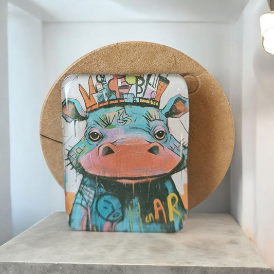 Cette broche hippopotame de 2,9x3,9 cm est l'accessoire parfait pour ajouter une touche unique à votre tenue. Fabriquée avec précision, elle met en valeur tous les détails du majestueux hippopotame. Son design élégant et original saura certainement attirer l'attention de tous. Un must-have pour les amateurs de nature et de bijoux de qualité.