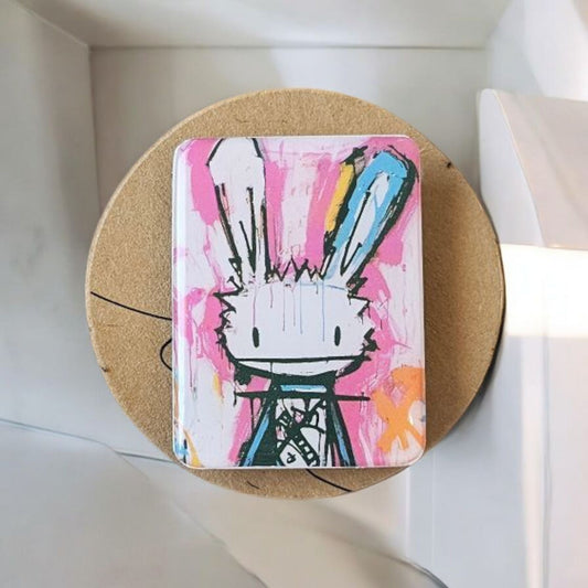 Cette broche lapin est le parfait accessoire pour ajouter une touche de mignonnerie à n'importe quelle tenue. Avec ses dimensions de 2,9x3,9 cm, elle est à la fois discrète et adorable. Fabriquée avec soin, cette broche en forme de lapin ajoutera une touche de fantaisie à votre look.