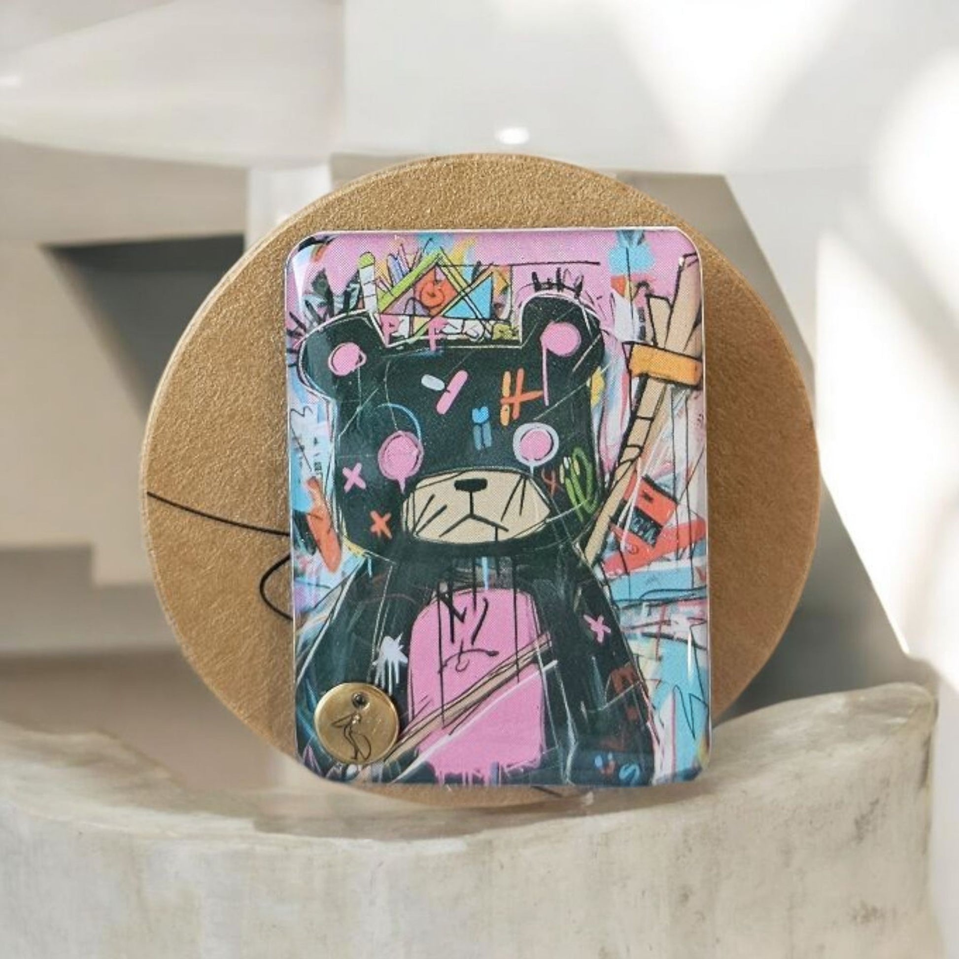 La broche Ours de 2,9x3,9 cm est un accessoire tendance pour toutes les occasions. Avec son design élégant et sa taille parfaite, elle est idéale pour ajouter une touche d'originalité à n'importe quelle tenue.&nbsp; Faites-vous plaisir en ajoutant cette broche à votre collection de bijoux.