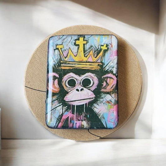Cette élégante broche Singe de 2,9x3,9 cm ajoutera une touche de fantaisie à n'importe quelle tenue. Fabriquée à la main , elle est à la fois ludique et hautement détaillée. Parfaite pour les amoureux des animaux et les collectionneurs de broches.