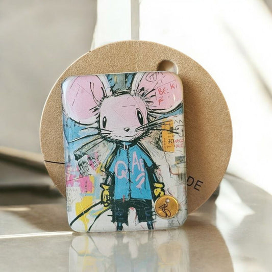 La broche Souris est un accessoire tendance de 2,9x3,9 cm, parfait pour ajouter une touche originale à toutes vos tenues. Fabriquée avec soin, cette broche de qualité possède un look unique et saura attirer tous les regards.&nbsp;