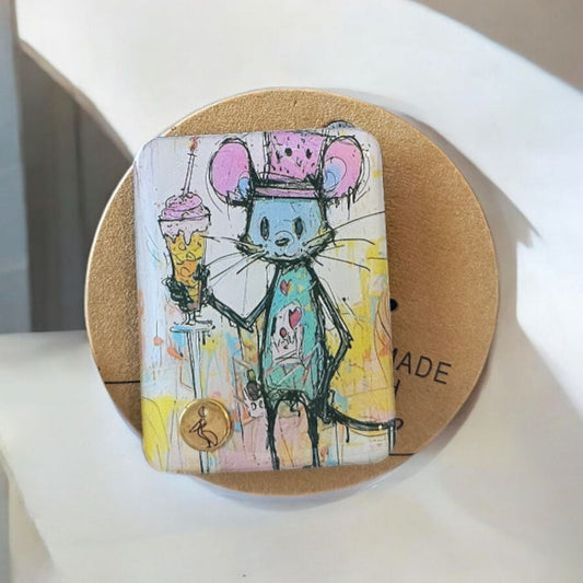 La broche Souris glace de 2,9x3,9 cm est l'accessoire parfait pour ajouter une touche de fantaisie et de style à votre tenue. Avec sa taille compacte, elle est facile à porter et apporte une touche ludique à n'importe quelle tenue. Faites-vous remarquer avec cette broche unique en son genre.