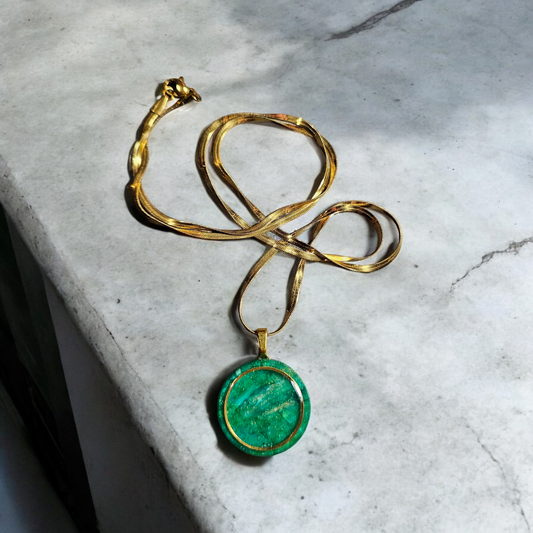 collier en argile polymère vert est le choix parfait pour accessoiriser n'importe quelle tenue. Grâce à sa longueur de 60 cm,