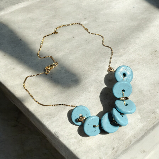 collier en argile polymère bleu ciel est un accessoire élégant et en vogue. Avec sa chaîne plaquée or 24k, il ajoute une touche de luxe à vos tenues.