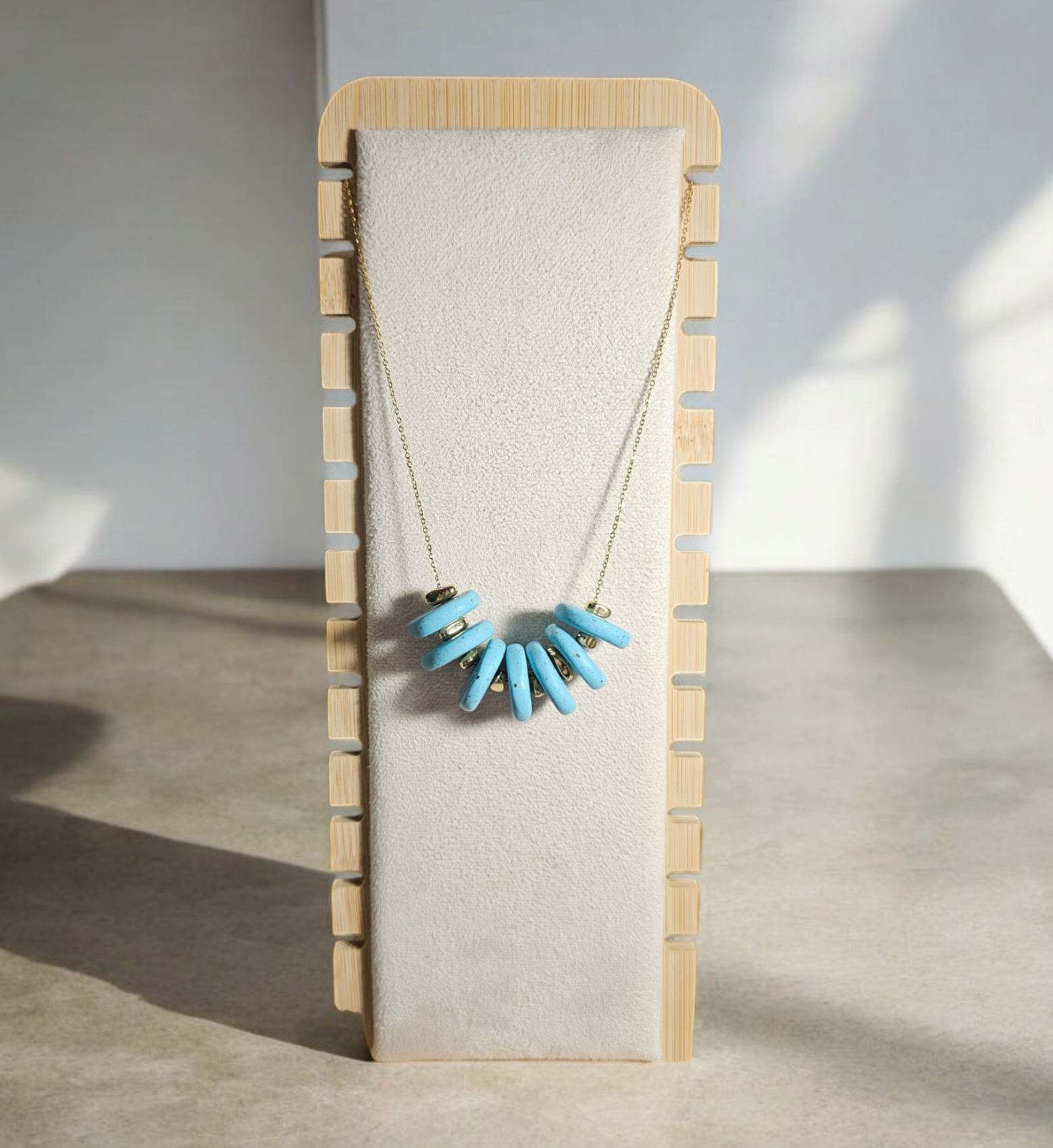 collier en argile polymère bleu ciel est un accessoire élégant et en vogue. Avec sa chaîne plaquée or 24k, il ajoute une touche de luxe à vos tenues.